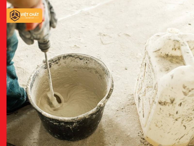 Vì sao nhiều thợ vẫn có thói quen pha xi măng vào keo dán gạch?