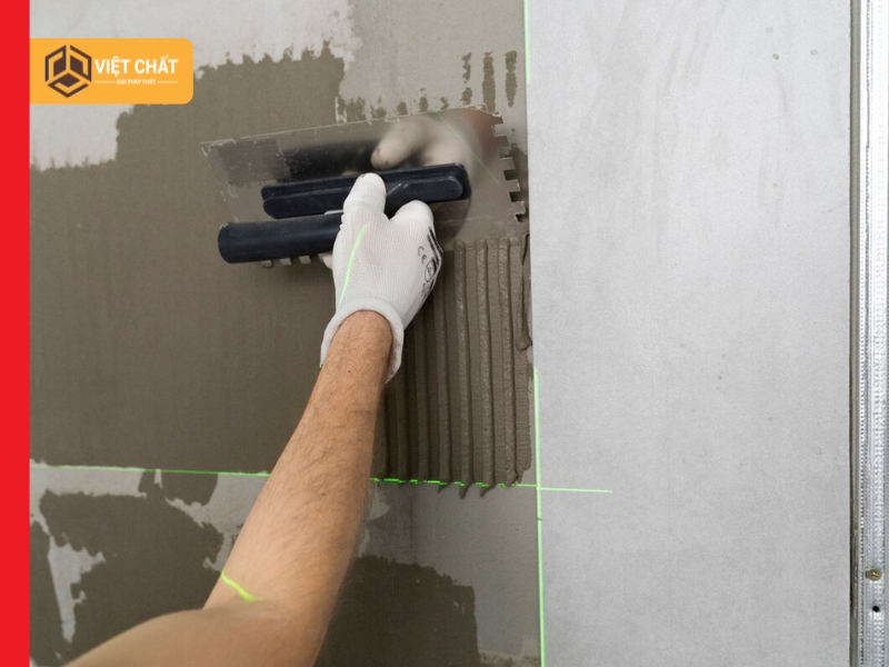 Trát keo lên bề mặt tường