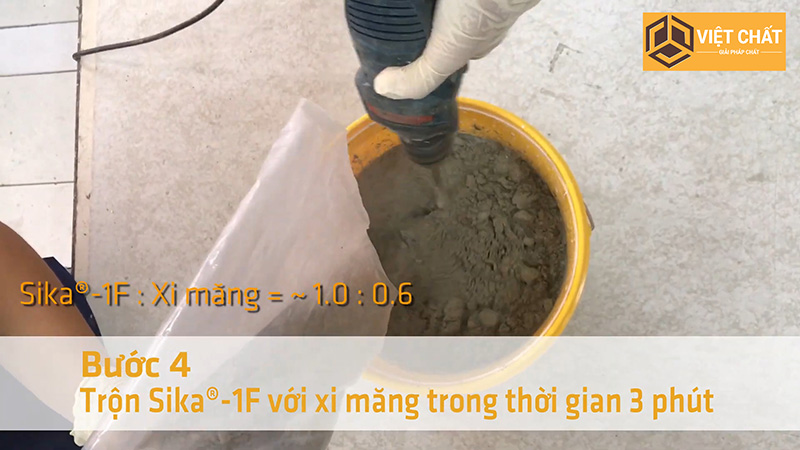 Quy trình thi công hợp chất chống thấm Sika 1F: Bước 4: Trộn Sika 1F với xi măng