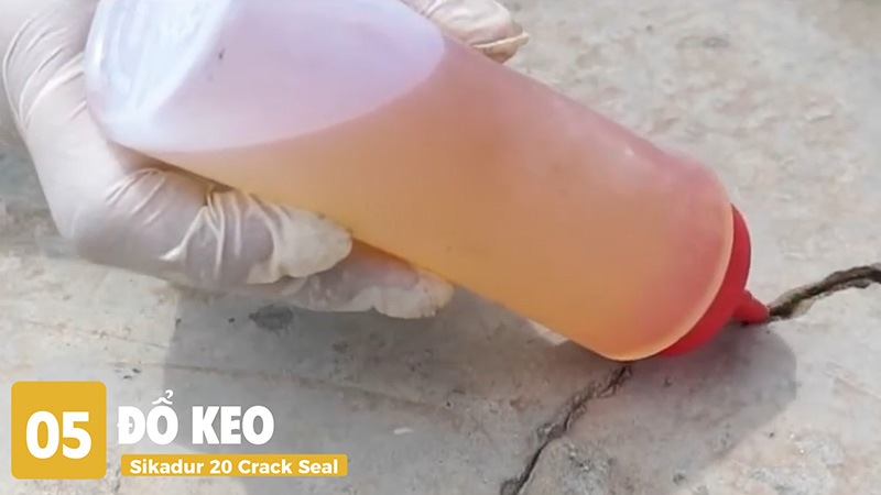 Hướng dẫn thi công keo trám vá Sikadur 20 Crack Seal - Bước 5: Thi công trám vá
