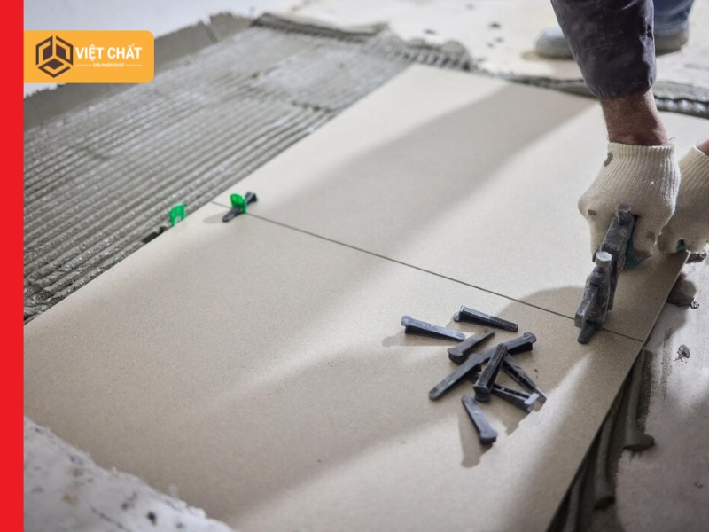 Đảm bảo khoảng cách khe hở giữa các viên gạch