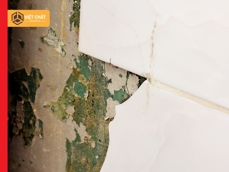 Nguyên nhân gạch ốp tường bị rơi bong tróc