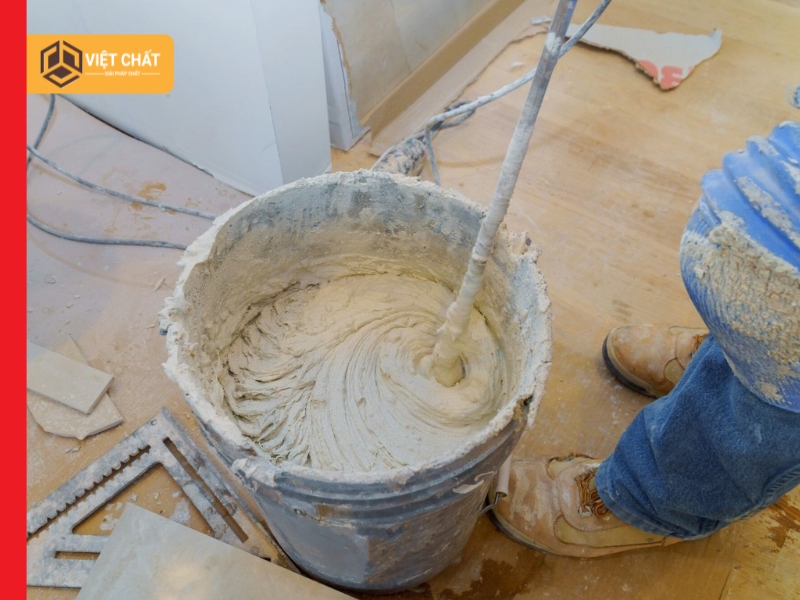 Có nên pha phụ gia keo dán gạch khi thi công?